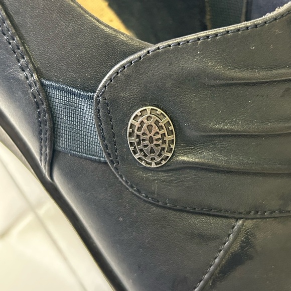 💙”Clark’s” Women’s Navy Leather Comfort Shoes💙 - Picture 5 of 16